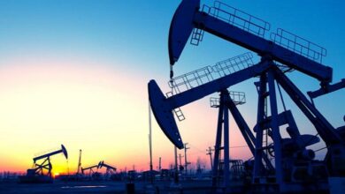 أسعار النفط تنخفض بنحو 1% بعد صدور بيانات من وكالة الطاقة