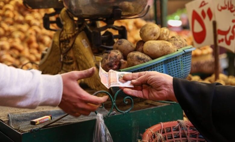 استطلاع: استقرار العملة يعزز التفاؤل بتباطؤ التضخم في مصر