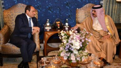 الرئيس السيسي يصل البحرين للمشاركة بمجلس جامعة الدول العربية غدا