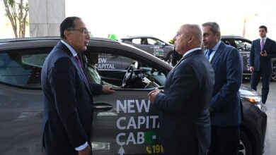 رئيس الوزراء يتفقد سيارات «تاكسي العاصمة» أمام مقر المجلس بالعاصمة الإدارية