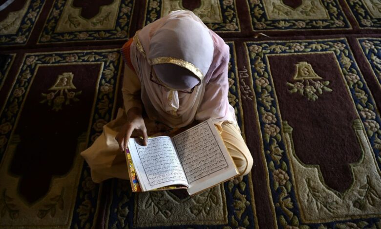 5 سور من القرآن الكريم لعلاج ضيق الصدر.. داوم عليها تمنحك السكينة
