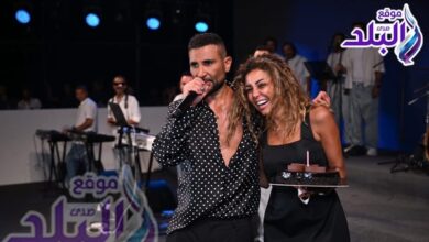 أحمد سعد يحتفل بعيد ميلاد زوجته علياء بسيوني في مكان خطبتهما بالساحل