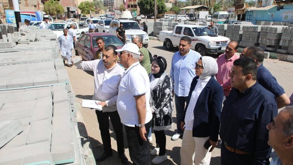 أخبار الوادي الجديد.. المحافظ يتابع أعمال رفع كفاءة الطرق بأحياء الخارجة القديمة.. ويتفقد مخابز الخارجة