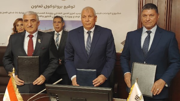 أخبار الوادي الجديد.. المحافظ يُوقّع اتفاقية مشروع “الواحات الخضراء” وتحرير 23 مخالفة
