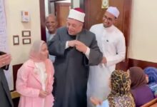 أهداها 200 جنيه.. رئيس المعاهد الأزهرية يقبل رأس طفلة من ذوي الهمم