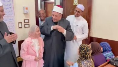 أهداها 200 جنيه.. رئيس المعاهد الأزهرية يقبل رأس طفلة من ذوي الهمم