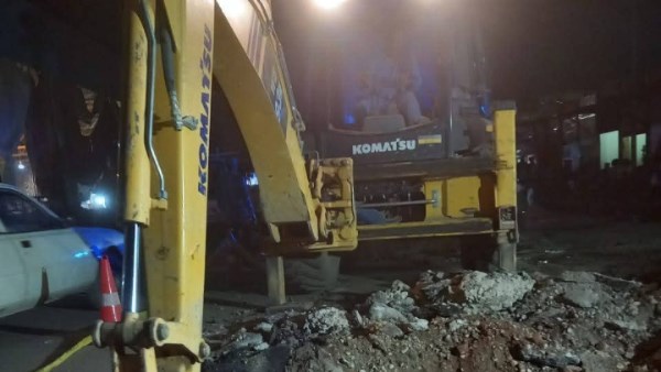 إصلاح الكسر المفاجئ بخط مياه الشرب بمنطقة السيل الجديد بأسوان