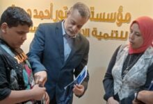 استجابة فورية.. محافظ أسيوط يوجه بتسليم عصا ذكية لطالب بمدرسة النور للمكفوفين