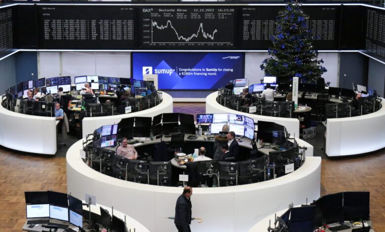 الأسهم الأوروبية تتراجع عند التسوية بضغط من رسوم ترامب الجمركية