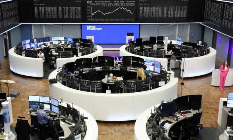 الأسهم الأوروبية تتراجع عند التسوية وتقلص مكاسبها الأسبوعية