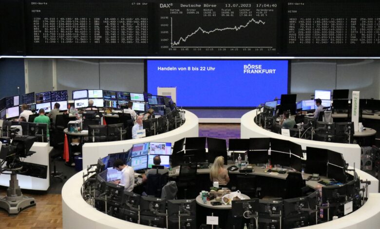 الأسهم الأوروبية يغلب عليها الارتفاع عند التسوية وسط انتظار الصفقات التجارية الأمريكية