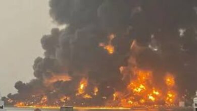 "الأمن البحري" البريطانية ترصد صورا للأضرار في ميناء يمني عقب الضربات الإسرائيلية