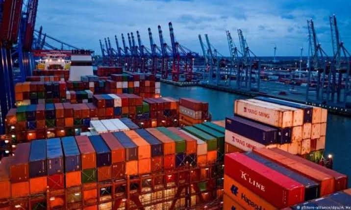 "التعبئة والإحصاء" : 9.5% انخفاضًا في عجز الميزان التجاري لمصر خلال أبريل 2025