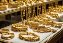 الذهب يتراجع محليًا وعالميًا وسط ضغوط الدولار وترقب الرسوم الأمريكية