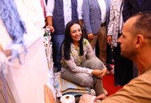 بحضور محافظ مطروح.. مايا مرسي تتفقد معرض "ديارنا للحرف اليدوية والتراثية" بالساحل الشمالي