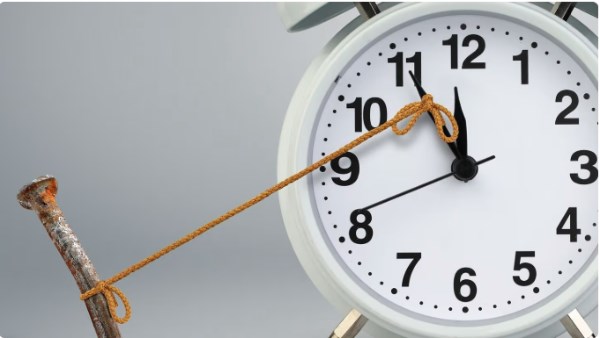 تأخير الساعة إلى 11 مساء بدلًا من 12 صباحًا.. انتهاء التوقيت الصيفي بهذا الموعد