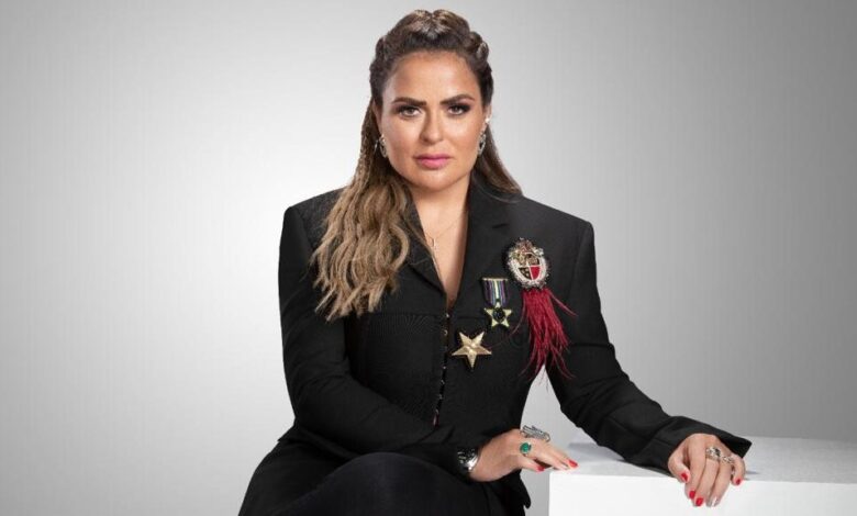 تخيلوا ما شعوري.. فنانة فنلندية تهاجم مها الصغير بعد سرقة لوحتها