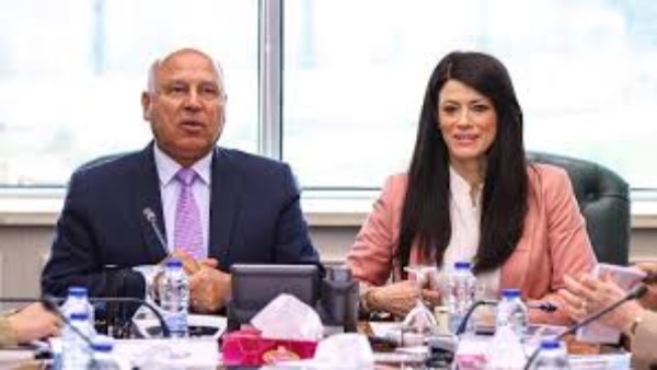 تعزيز "الصناعة الخضراء".. وزيرا الصناعة والتخطيط يبحثان آليات التكيف مع "CBAM" وجذب التمويلات الخضراء