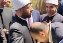 تقبيل يد العلماء تثير الجدل عبر السوشيال ميديا.. الموقف الشرعي من هذا التصرف؟