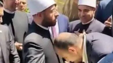 تقبيل يد العلماء تثير الجدل عبر السوشيال ميديا.. الموقف الشرعي من هذا التصرف؟