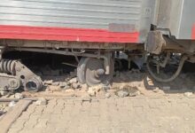 تمهيدا لإعادة الحركة.. السكك الحديدية ترفع آثار حادث قطار مطروح