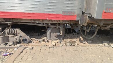 تمهيدا لإعادة الحركة.. السكك الحديدية ترفع آثار حادث قطار مطروح