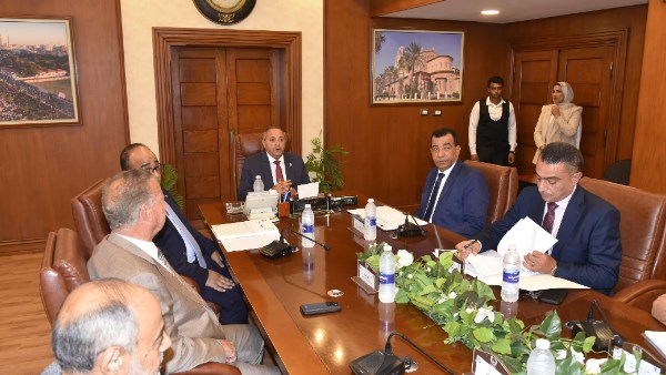 تنفيذًا لتكليفات القيادة السياسية.. محافظ بورسعيد يناقش آليات تمليك المصانع الجادة