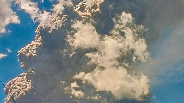 ثوران بركاني هائل للمرة الثانية خلال أسابيع.. ظهور عمود دخان