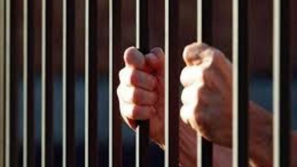 حجز قائد سيارة نقل صدم تاكسى بالإسكندرية