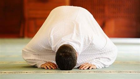 حكم صلاة من رأى نجاسة على ثوبه بعد الانتهاء منها؟.. الإفتاء تجيب