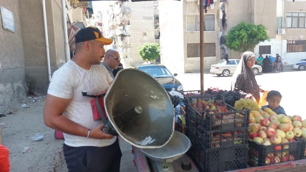 حملة في بورفؤاد لمصادرة مكبرات صوت الباعة الجائلين.. صور