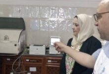 دعم عيادة التأمين الصحى بفارسكور بجهاز الهيموجلوبين السكرى وجهاز الأملاح