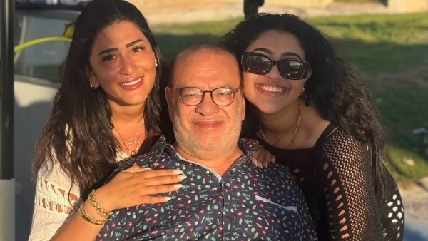 دُنيا وچنى.. أحدث ظهور لـ صلاح عبدالله مع بناته