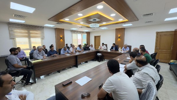 رئيس العبور الجديدة يتابع مشروعات المرافق والطرق ويجتمع مع الشركات العاملة بالمدينة