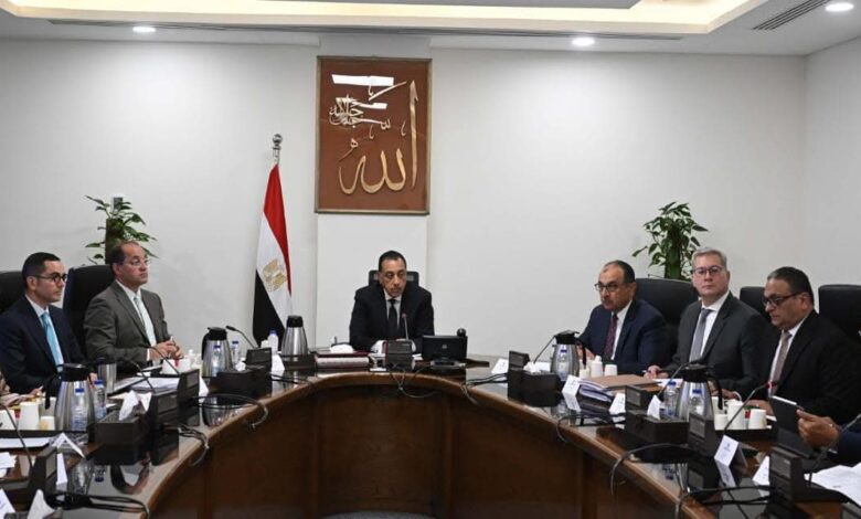 رئيس الوزراء يتابع موقف تنفيذ برنامج الطروحات الحكومية