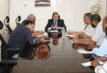 رئيس جامعة جنوب الوادى يناقش الحوكمة الإلكترونية لنظم الصيانة بالجامعة