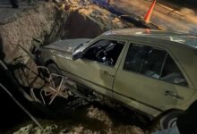 سقوط سيارة فى حفرة عميقة ونجاة سائقها بالمعادي.. صور