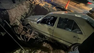سقوط سيارة فى حفرة عميقة ونجاة سائقها بالمعادي.. صور