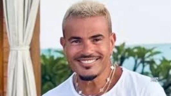 طبعًا بتقولهالي.. مصطفى قمر يشيد بـألبوم عمرو دياب الجديد