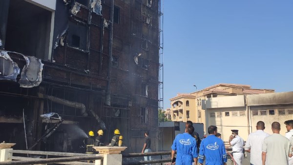 عمليات تبريد .. ننشر صور إخماد حريق مول شهير بالخمائل بالشيخ زايد