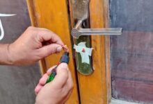 غلق وتشميع 13 كافتريا لإدارتها بدون ترخيص بمنطقة الرملية الزقازيق.. صور