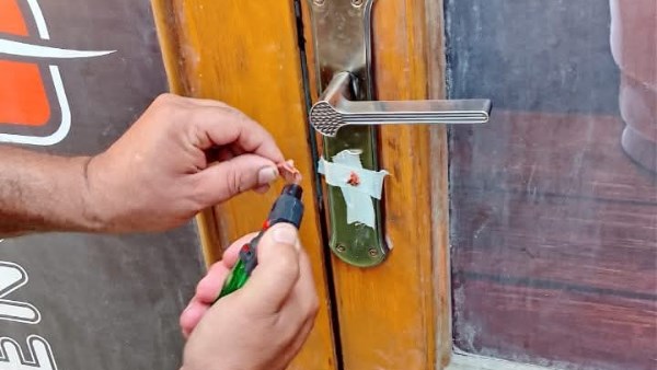 غلق وتشميع 13 كافتريا لإدارتها بدون ترخيص بمنطقة الرملية الزقازيق.. صور