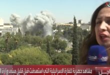 فزع مراسلة على الهواء أثناء القصف الإسرائيلي لمقر وزارة الدفاع السورية
