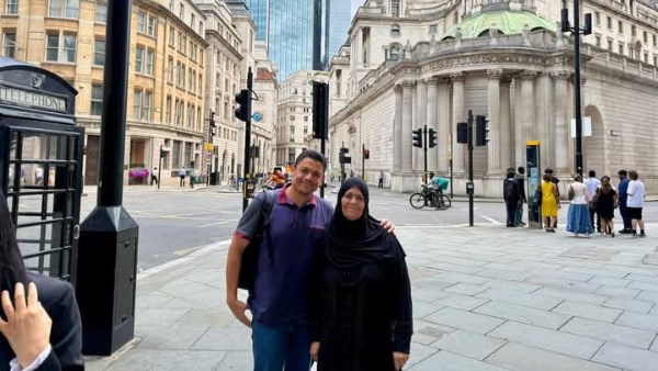 فسح أمه فى لندن .. اليوتيوبر أحمد إبراهيم من طفل فقير للعالمية
