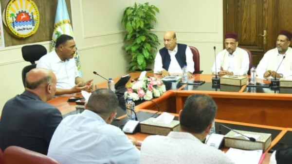 فى لقاء مع ممثلى الواحة .. محافظ مطروح يناقش مطالب أهالي سيوة