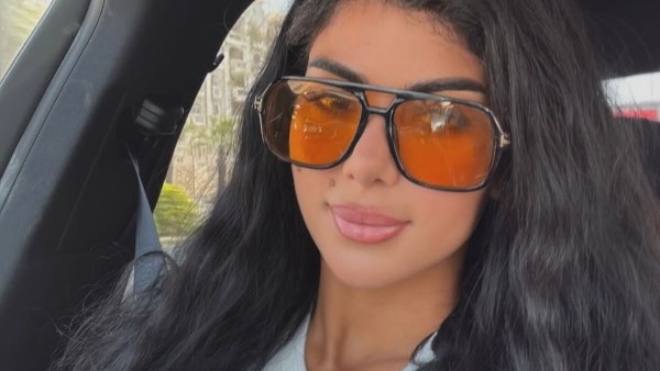 كارولين عزمي تخطف الأنظار من سيارتها .. شاهد