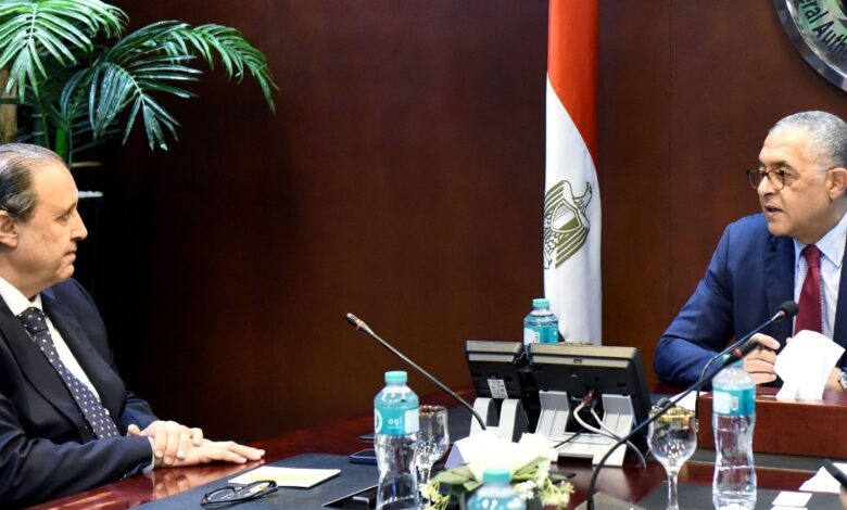 "كريستال مارتن" العالمية تبحث إنشاء مصنع للمنسوجات والملابس الجاهزة في مصر