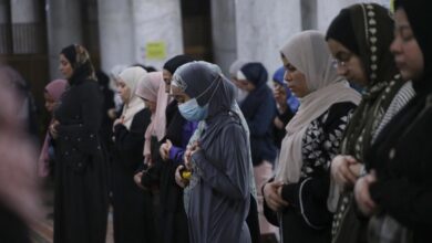 ما حكم الصلاة للمرأة عند زيادة مدة حيضها عن عادتها الشهرية؟ دار الإفتاء تجيب