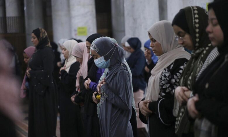 ما حكم الصلاة للمرأة عند زيادة مدة حيضها عن عادتها الشهرية؟ دار الإفتاء تجيب
