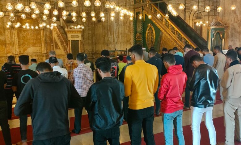 ما هو حد المرور أمام المصلي؟.. مجمع البحوث الإسلامية يكشف